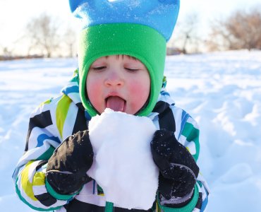 Ребенок ест снег