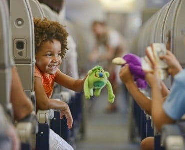 Что взять в самолет для ребенка