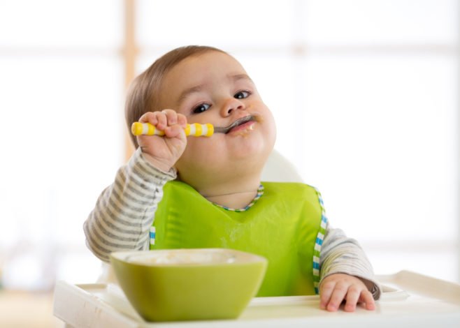 Ребенок ест кашу с толокном