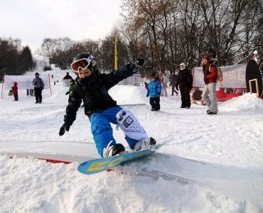 Мальчик катается на сноуборде