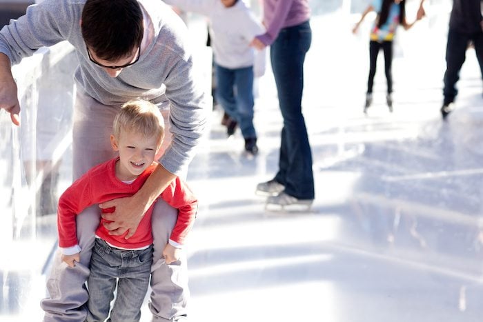 Ребенок учится кататься на коньках