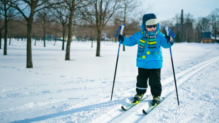 Ребенок катается на лыжах