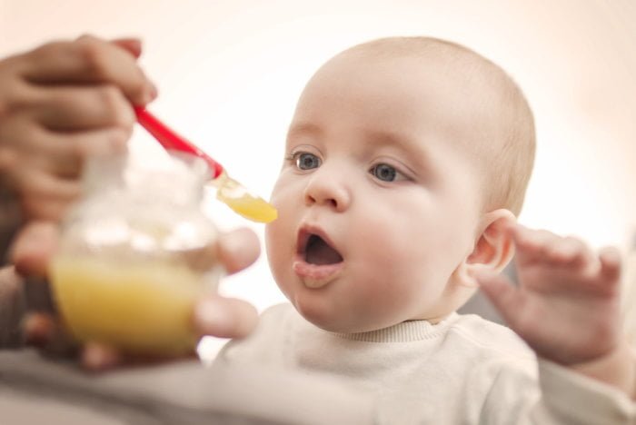 Ребенок ест ячневую кашу