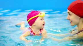 Ребенок учится плавать